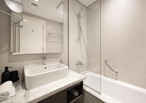 Downtown Dubai Apartment | Lux Studio in Downtown - Damac Maison Prive - Near Burj Khalifa