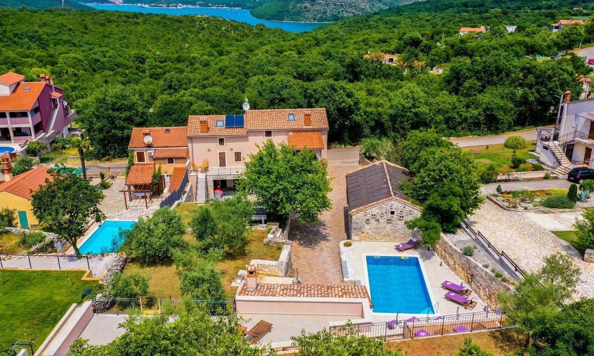 Rakalj House | Luxuriöse Villa auf großem Privatgrundstück by Interhome