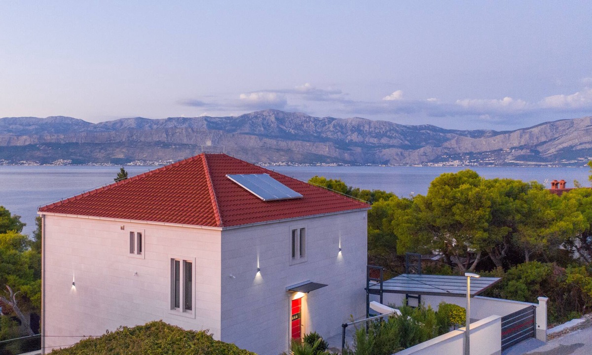 Postira Apartment | Luxurious apartment in charming fishing village Postira with private Pool.