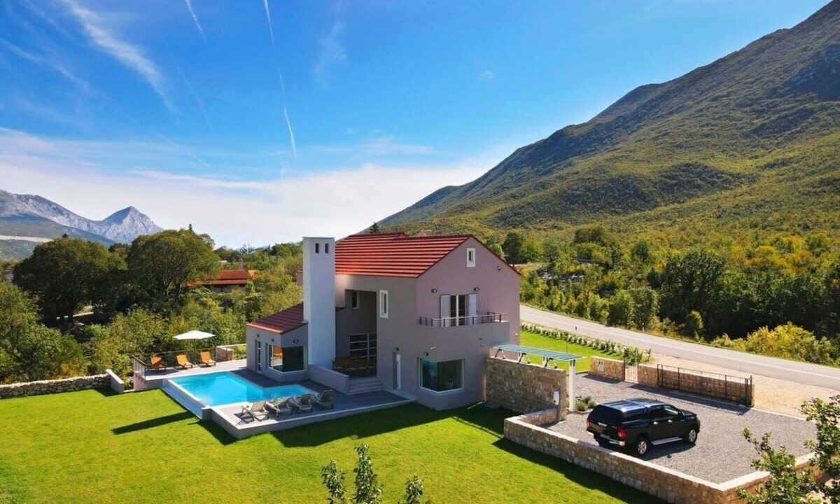 Tucepi Villa | Luxurious Villa With Heated Pool And Mountain View