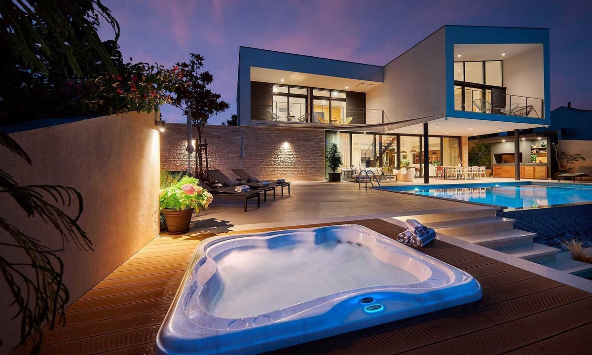 Sucuraj Villa | Luxury 4BR Seafront Villa with Pool and Jacuzzi