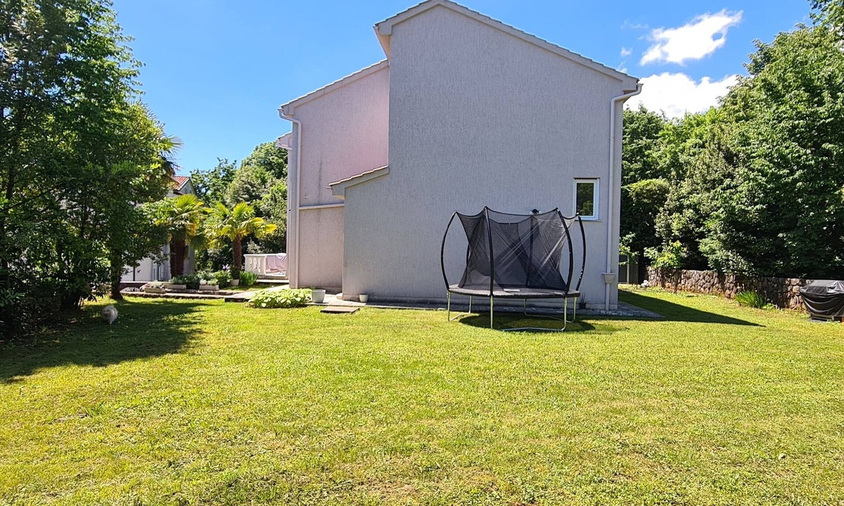 Mihotici Apartment | Luxury Apartment 5mins from the sea,great garden and BBQ.