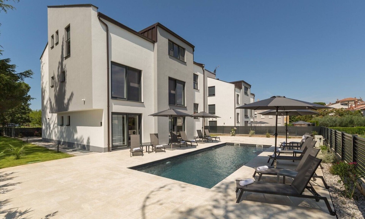 Funtana Apartment | Luxury Apartment Matic I- NR.2 with Shared Pool and Balcony