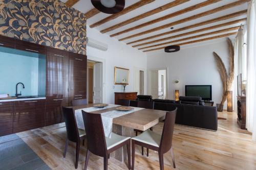 Ploce Apartment | Luxury Beachfront Apartment Banje