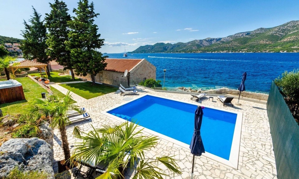 Cove Tri Zala (Zrnovo) Villa | Luxury Seafront Villa Gabriela with Pool And Gym