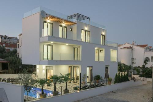 Okrug Gornji Villa | Luxury Villa -Heated Pool -Jacuzzi