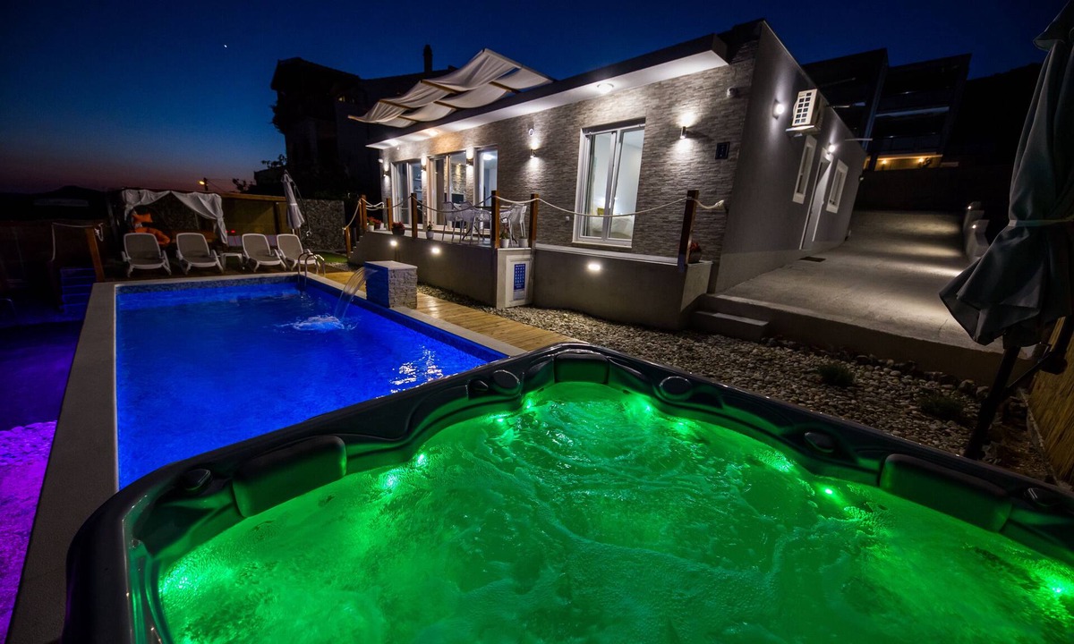 Seget Vranjica Villa | Luxury Villa Hedonist/Pool/Jacuzzi/Sauna/Gym/5bedrooms/5 bath, 11p max