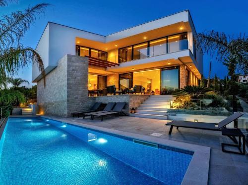 Necujam Villa | Luxury Villa Raquel Šolta with pool & gym steps from the sea