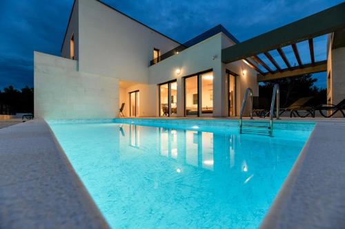 Rovanjska Villa | Luxusvilla Christian direkt am Meer mit Pool