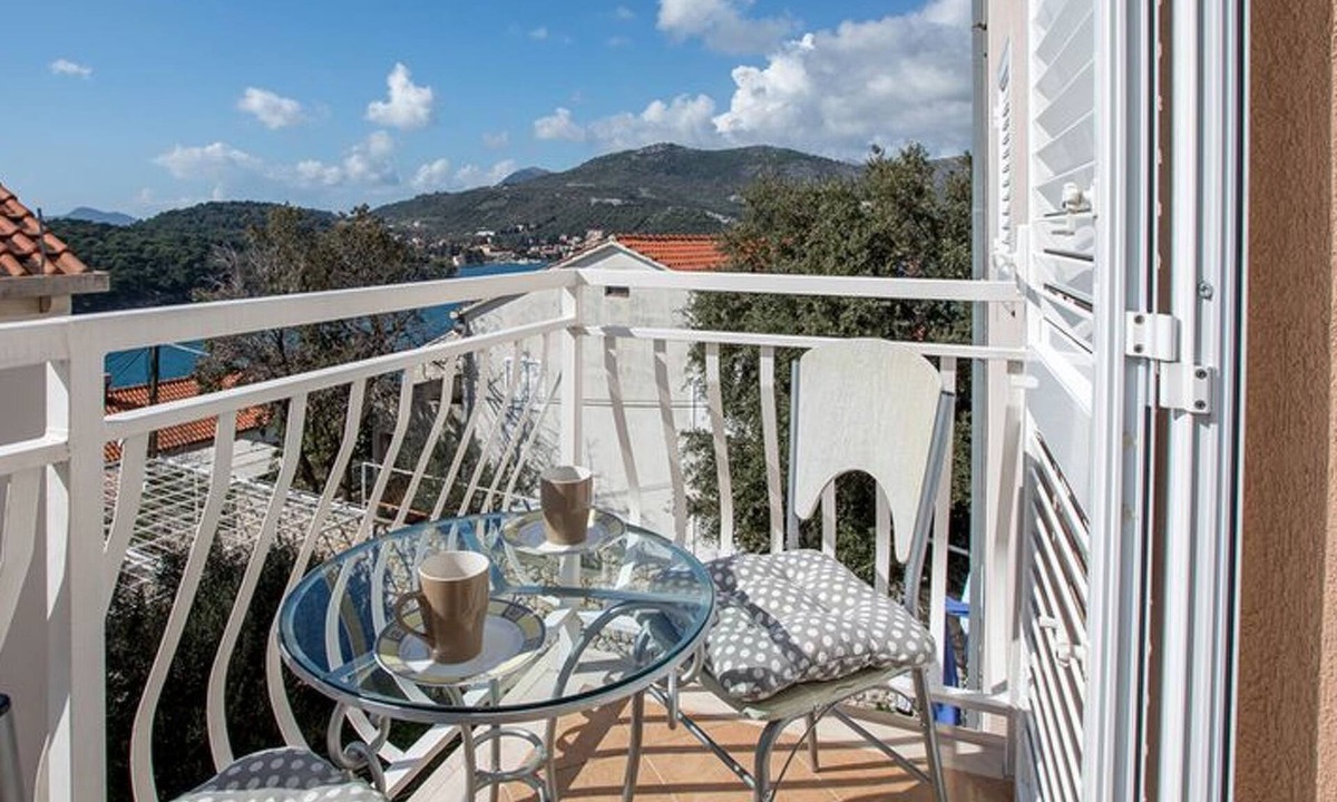 Stikovica Apartment | Mélanie B im ersten Stock einer Villa am Strand by Interhome