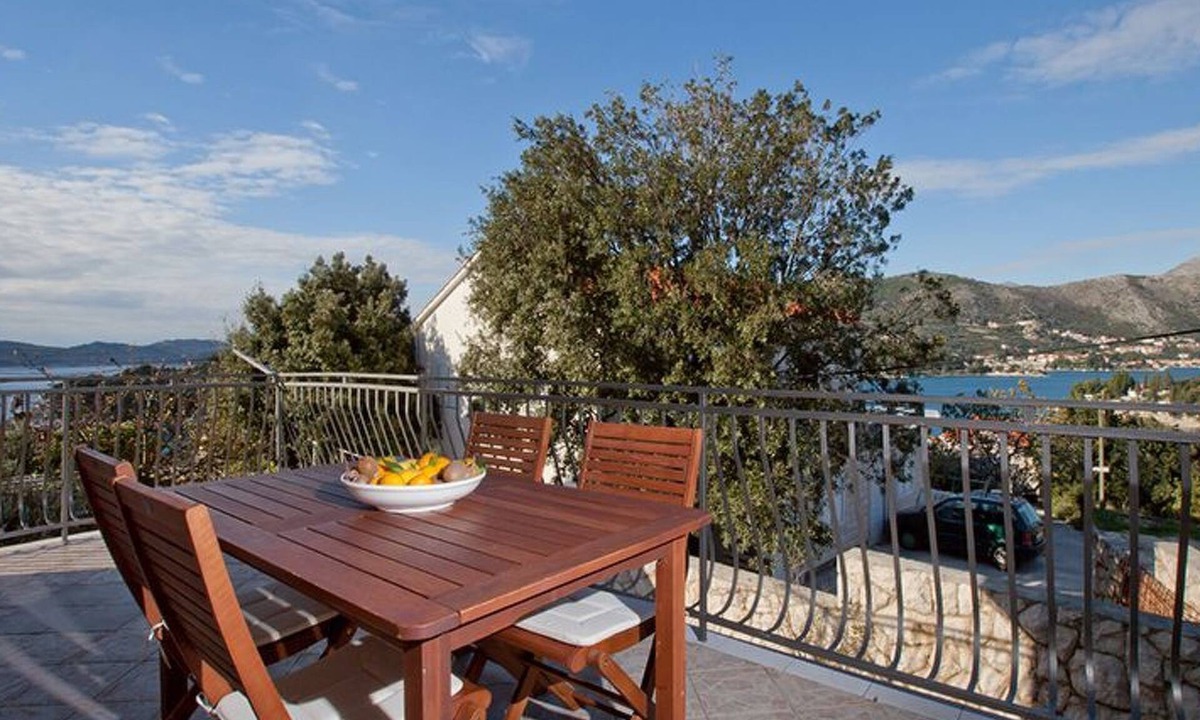 Stikovica Apartment | Mélanie im Erdgeschoss einer Villa in Strandnähe by Interhome
