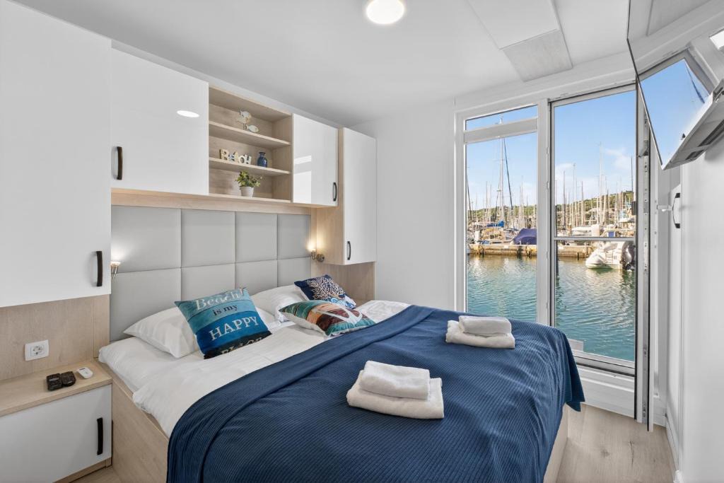 Piran House | MARINA PEARL - Serene Seafront Retreat with Jacuzzi on Rooftop Terrace, Hausboot