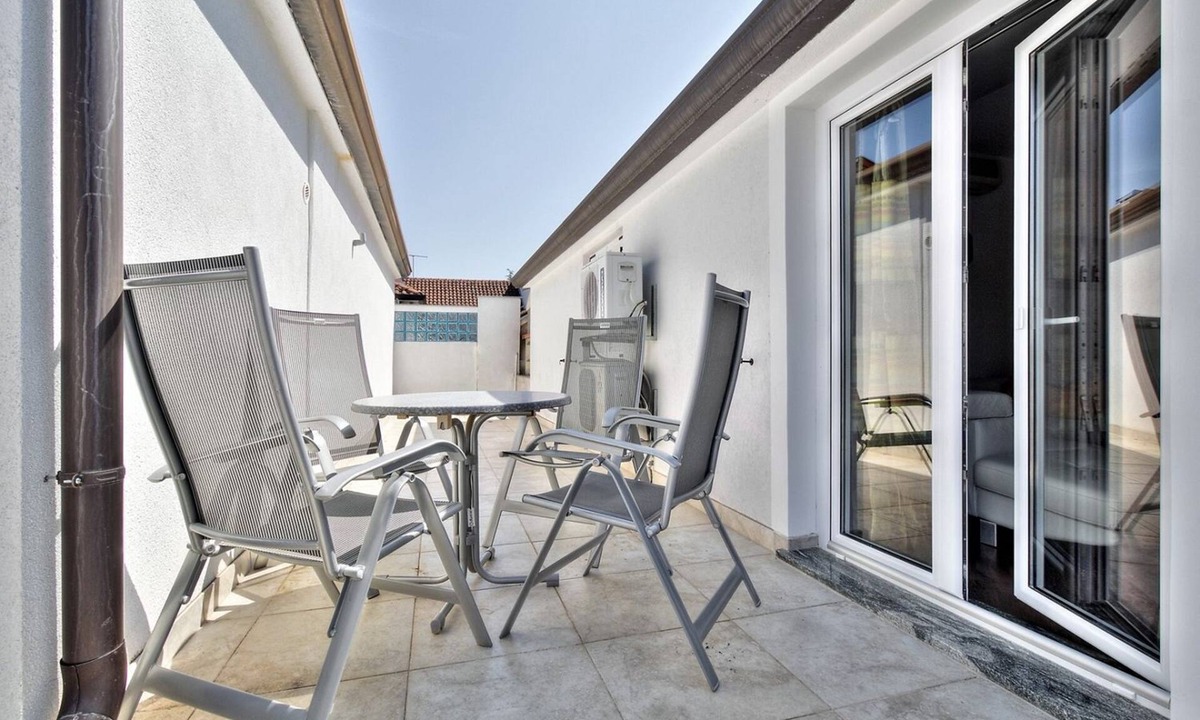 Katoro Apartment | Mediterranean apartment just 300 metres from the beach - dog-friendly