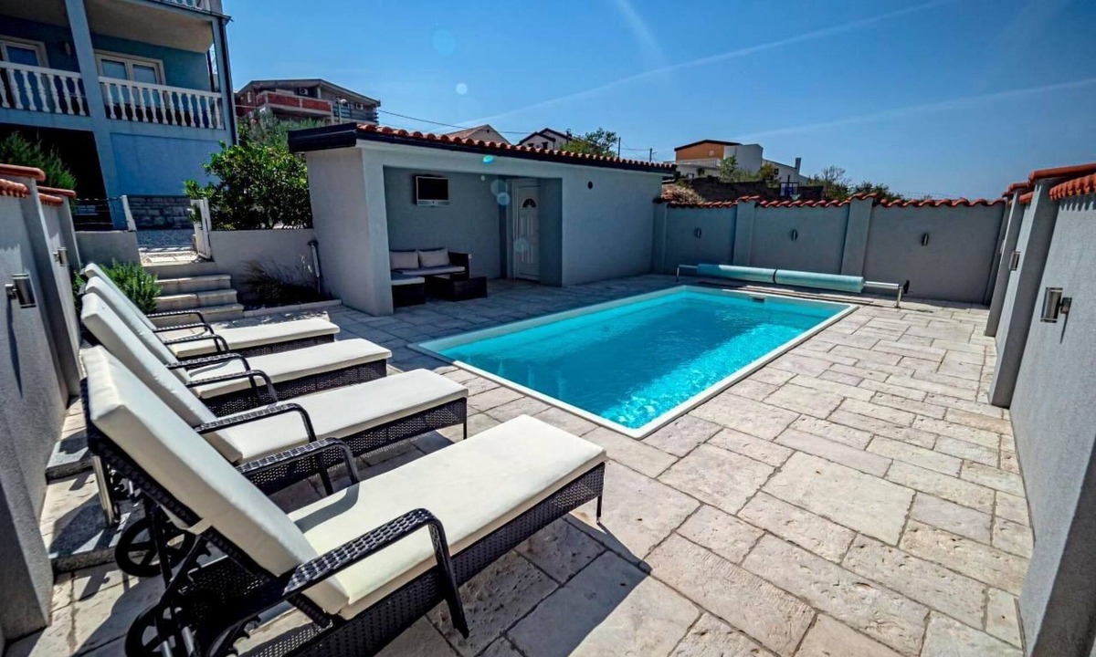 Cesarica Apartment | mit Pool fernab vom Massetourismus 200m vom Meer by Interhome