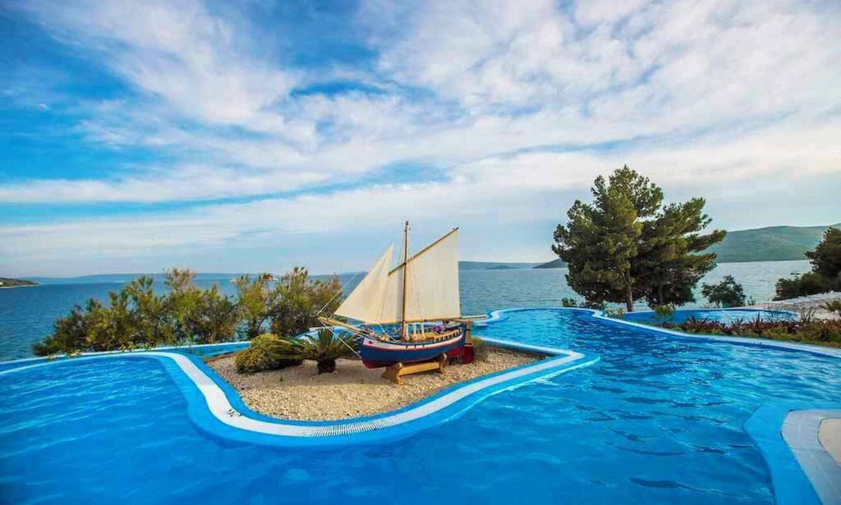 Seget Vranjica House | Mobile home with air conditioning, terrace, and pool