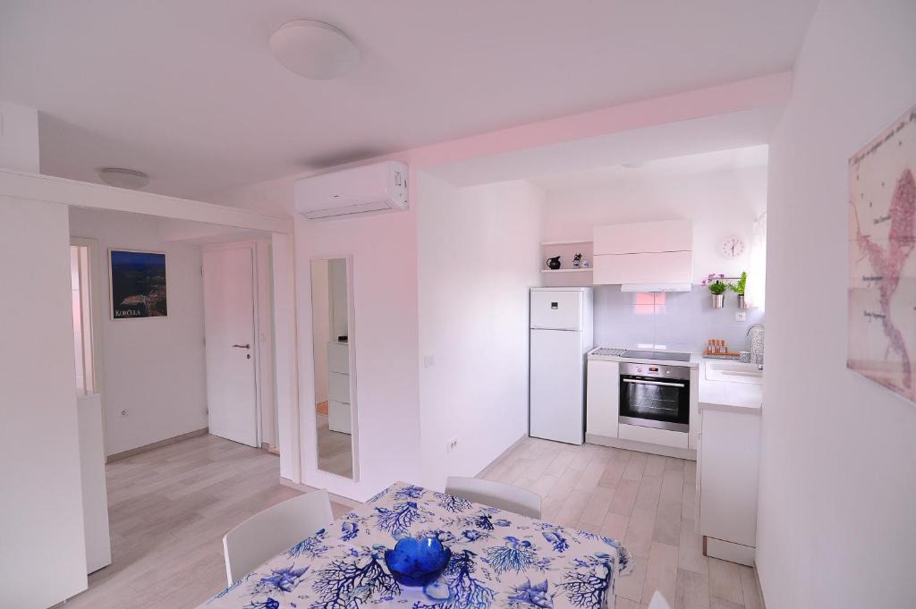 Cove Tri Zala (Zrnovo) Apartment | Modern apartment Grbin in the very center of Korcula