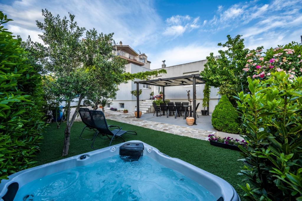 Brodarica Apartment | Modern apartment with an outdoor jacuzzi
