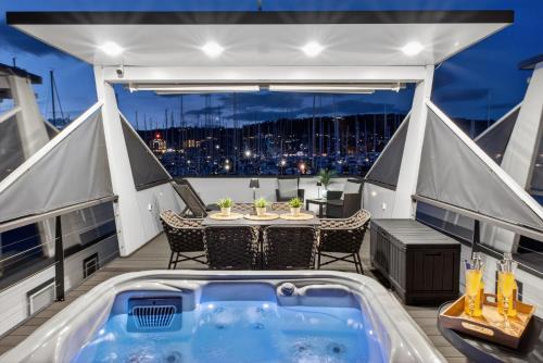 Seca House | Modern Floating Home - Hausboot SEAESTA - Rooftop Jacuzzi Terrace & Marina Portorož Views