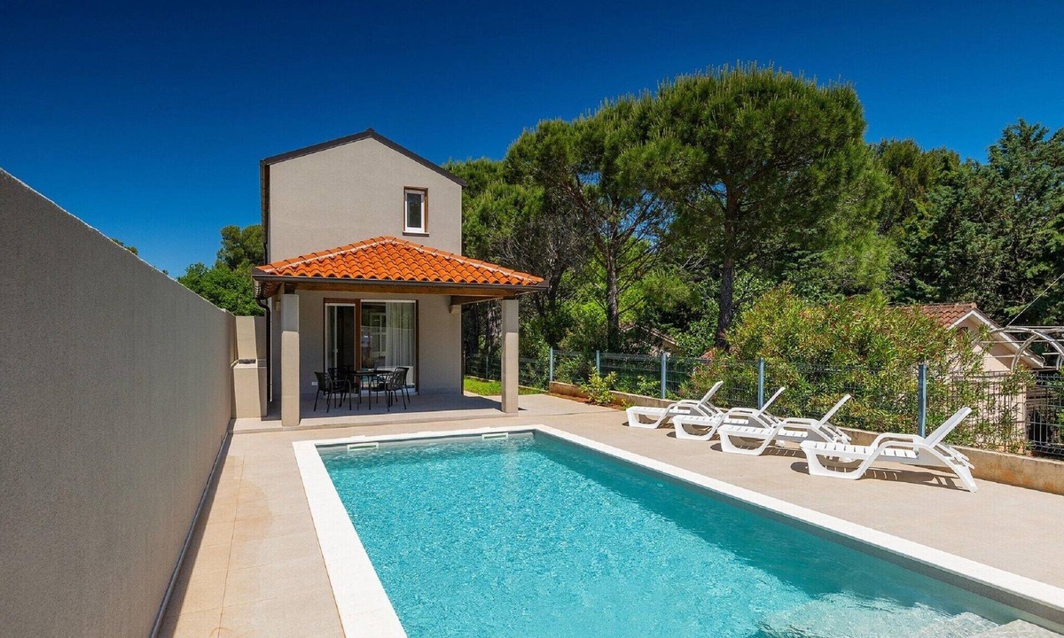 Premantura House | Modern home with swimming pool near the beach