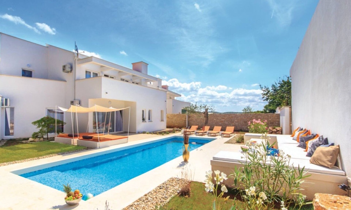 Rovinjsko Selo Villa | Modern villa with pool; group & big family friendly; maximum 12 people