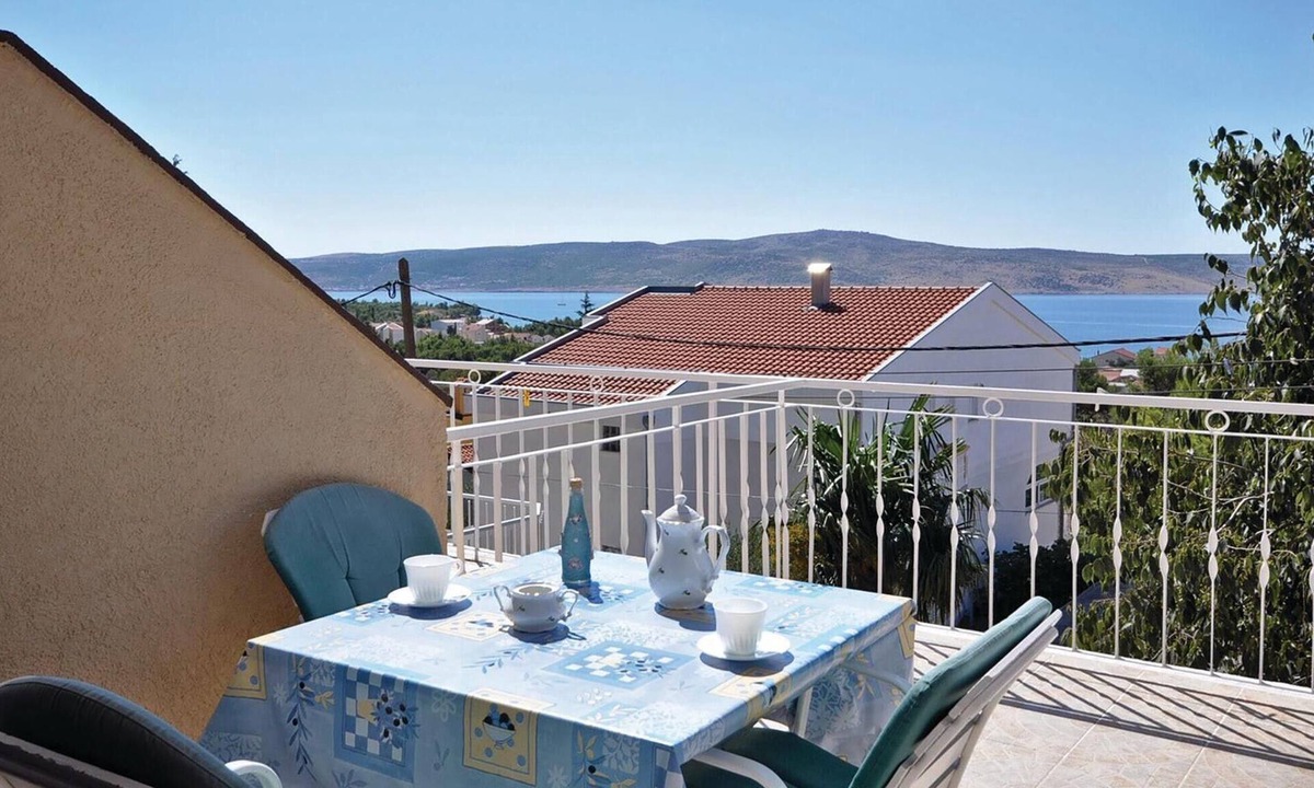 Starigrad Apartment | Nice apartment in Starigrad Paklenica