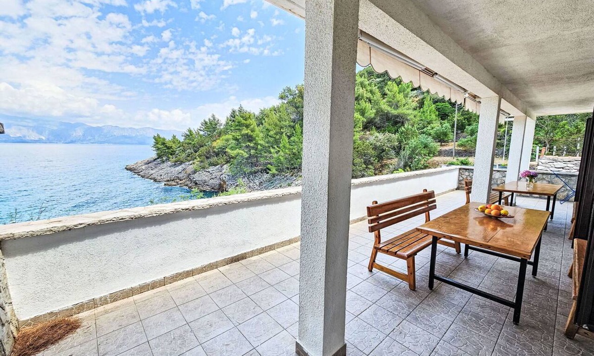Bogomolje Apartment | Nice apartment for 11 people with WIFI, TV and terrace