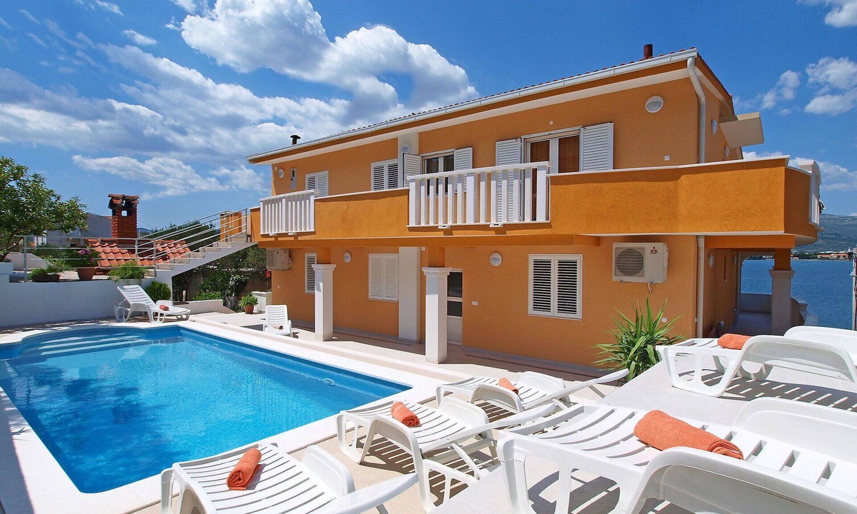 Arbanija Apartment | Nice apartment for 4 guests with pool, A/C, WIFI, TV and terrace