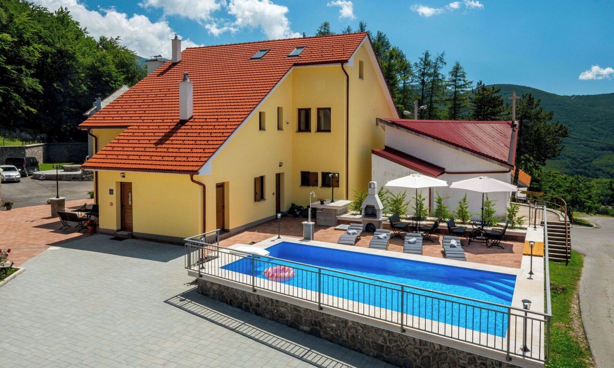 Senj Apartment | Nice apartment for 4 guests with pool, WIFI, TV, terrace and pets allowed