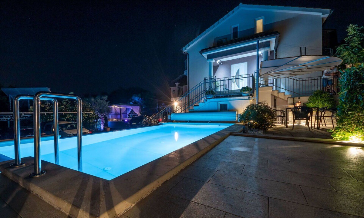 Sarsoni Apartment | Nice apartment for 4 people with WIFI, pool, A/C, TV, patio and panoramic view