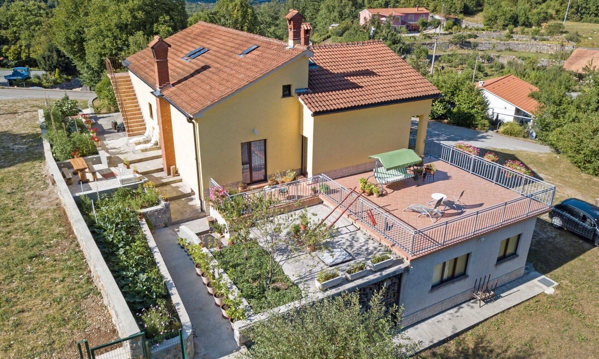 Zvonece Apartment | Nice apartment for 4 people with WIFI, A/C, TV, terrace, pets allowed and panoramic view