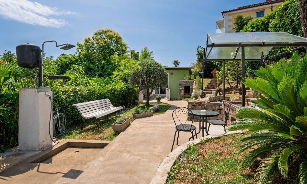 Ika Apartment | Nice apartment for 4 people with WIFI, A/C, TV and terrace