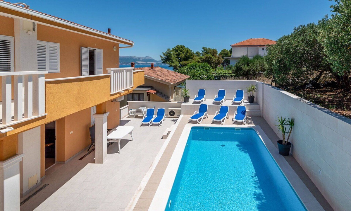 Arbanija Apartment | Nice apartment for 4 people with A/C, WIFI, pool, TV and terrace