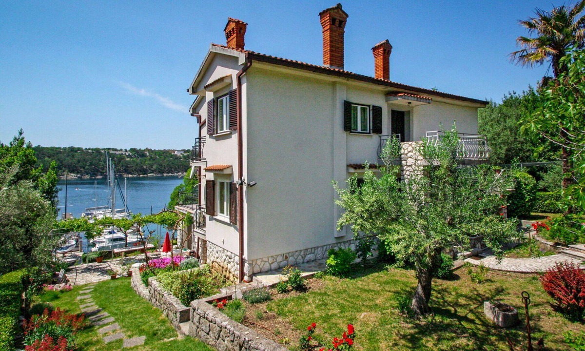 Omisalj Apartment | Nice apartment for 5 people with WIFI, A/C, TV, terrace and pets allowed