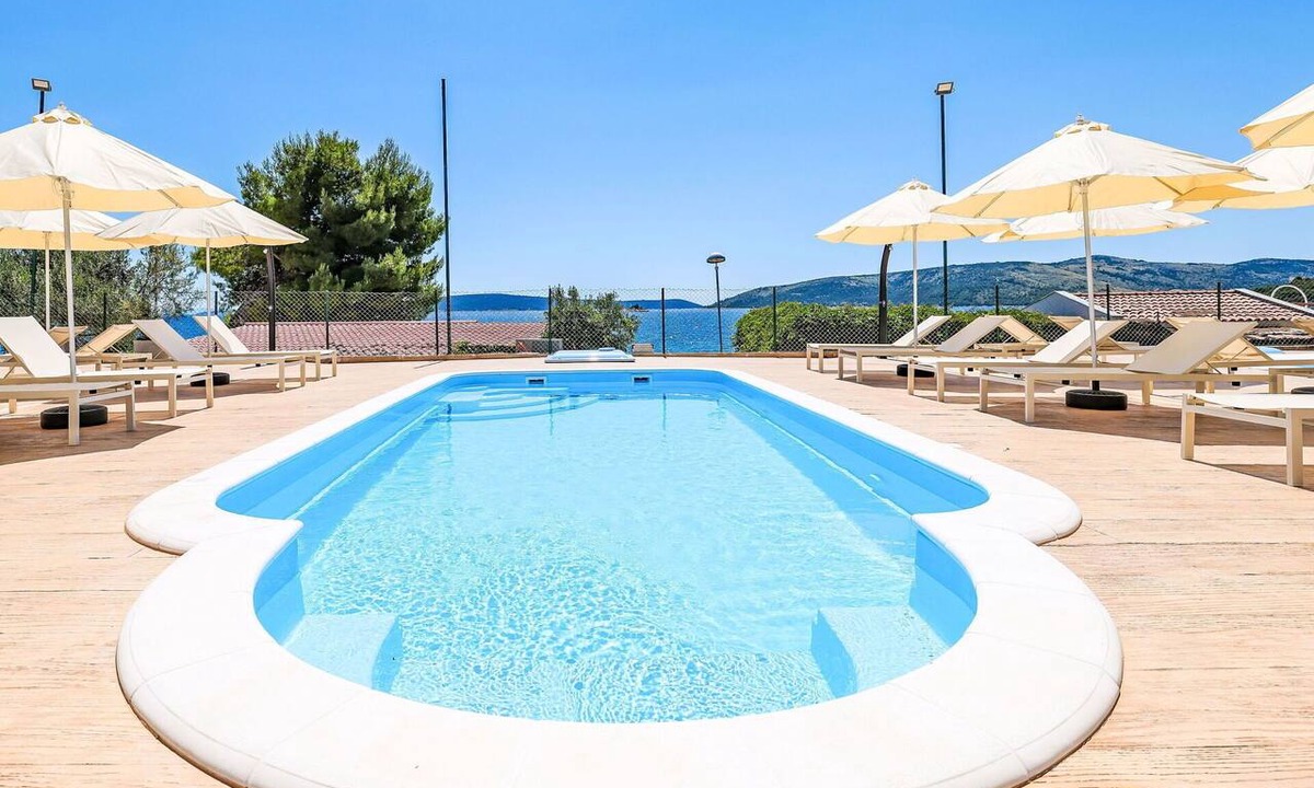 Seget Donji Apartment | Nice apartment for 5 people with pool, WIFI, A/C, TV, terrace and pets allowed