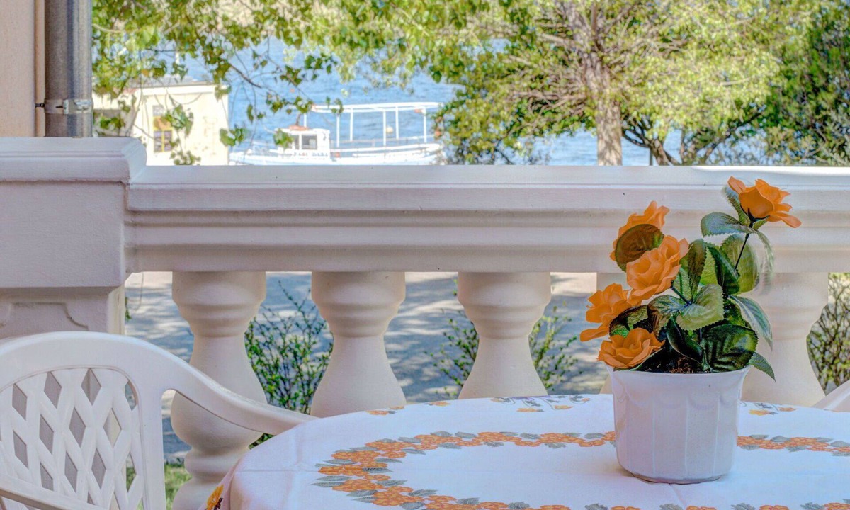 Sveti Juraj Apartment | Nice apartment for 5 people with A/C, WIFI, TV and terrace