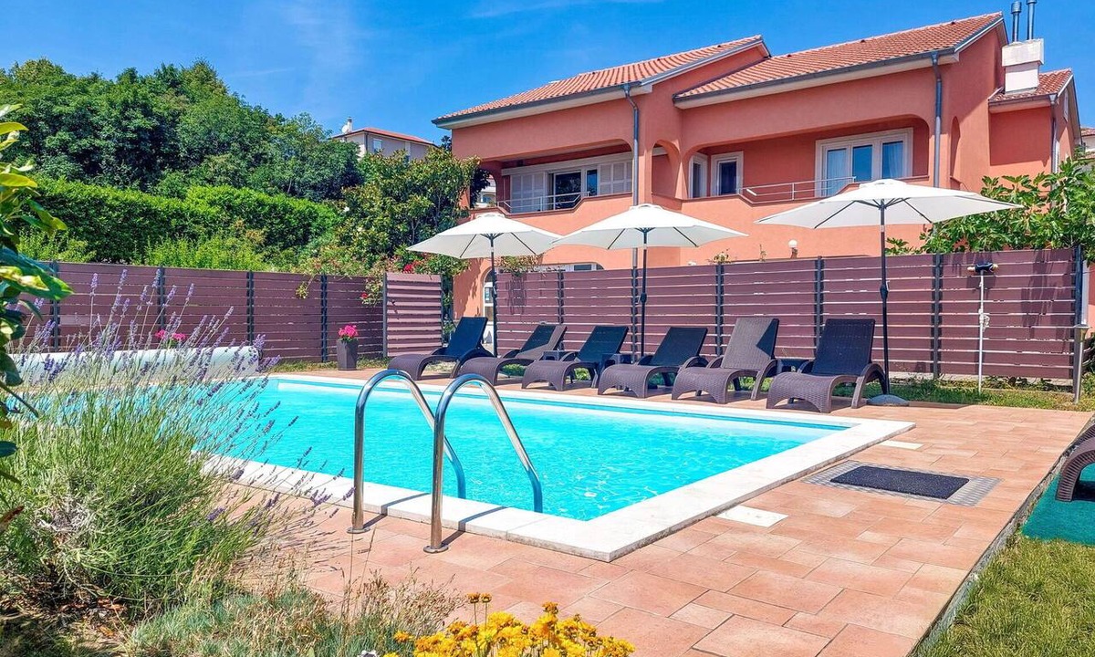 Viskovo Apartment | Nice apartment for 6 people with WIFI, pool, A/C, TV, balcony and panoramic view