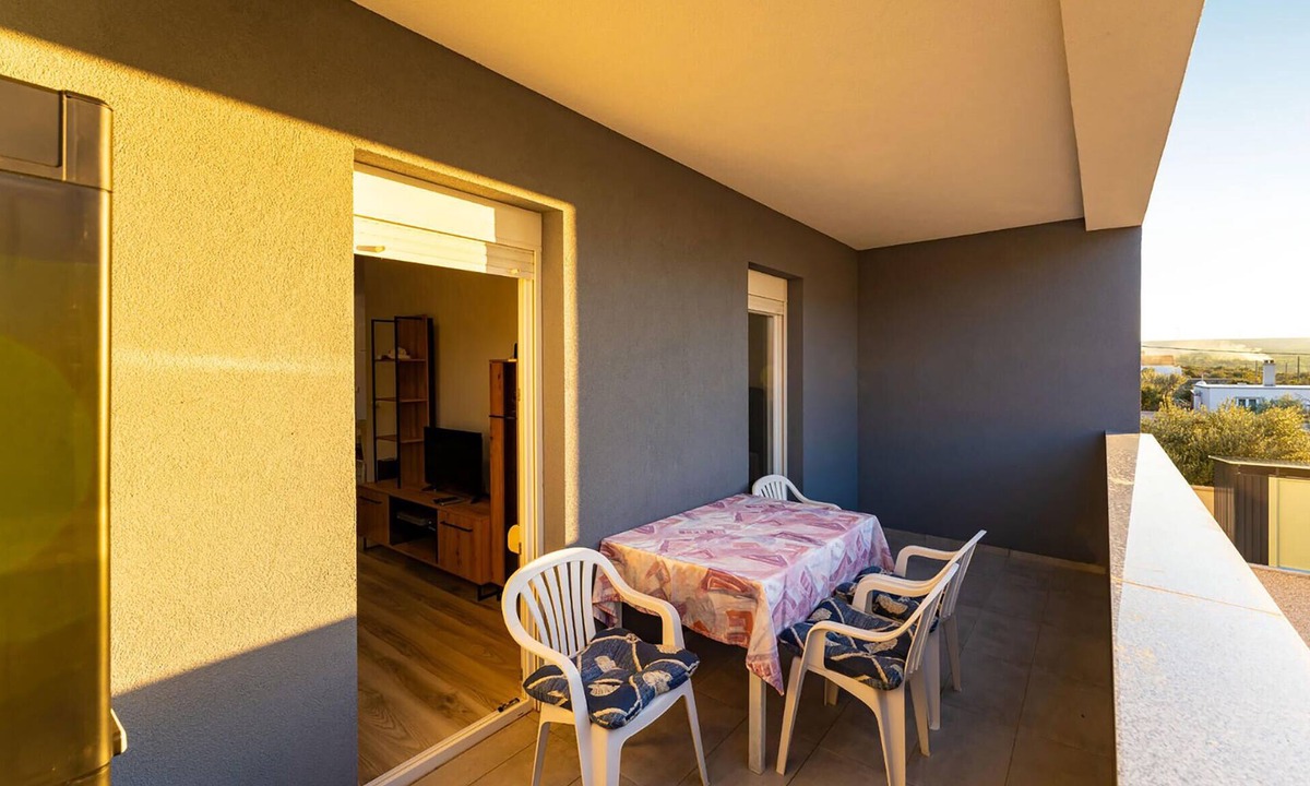 Gornji Karin Apartment | Nice apartment in Gornji Karin with WiFi