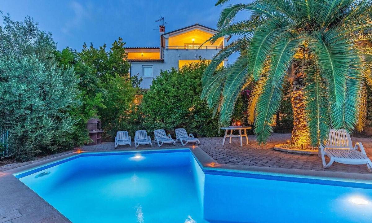 Pjescana Uvala Apartment | Nice apartment in Pula with swimming pool