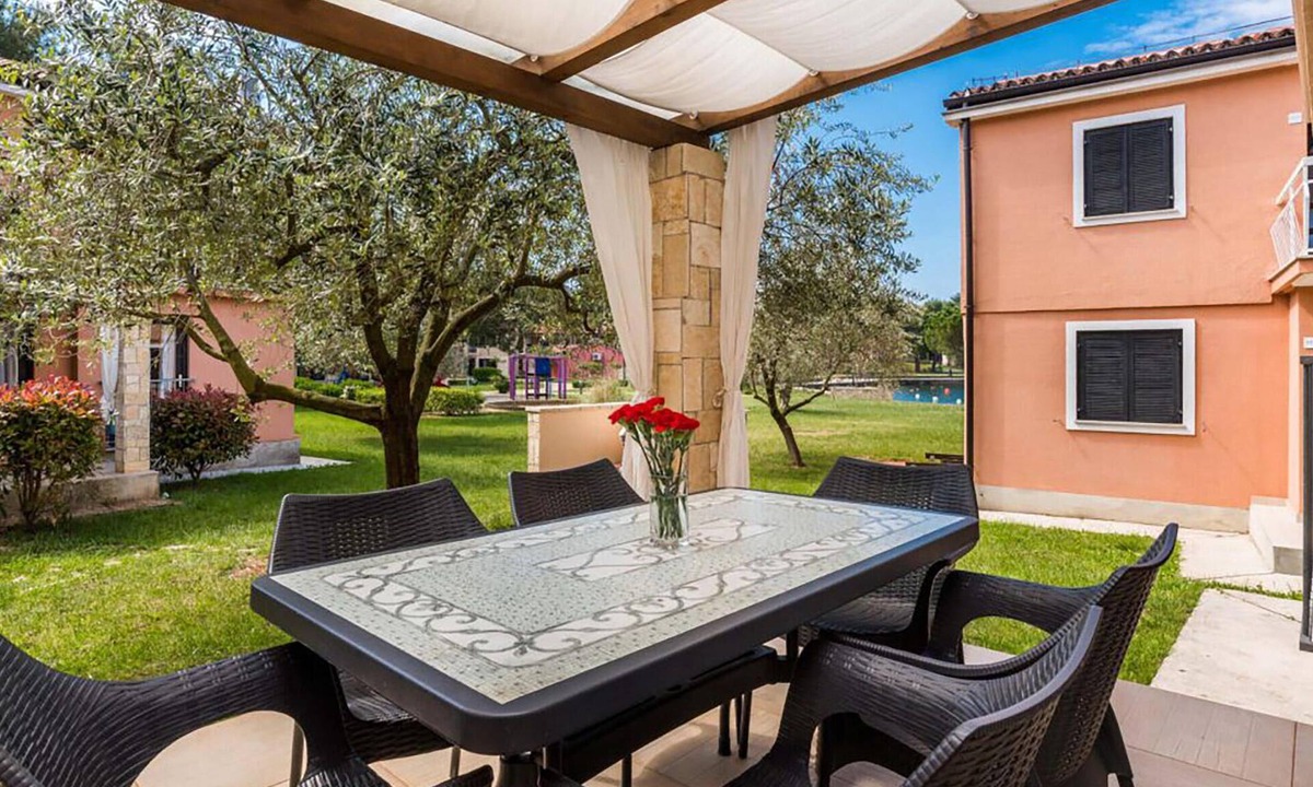 Monterol Apartment | Nice apartment in Umag with outdoor swimming pool