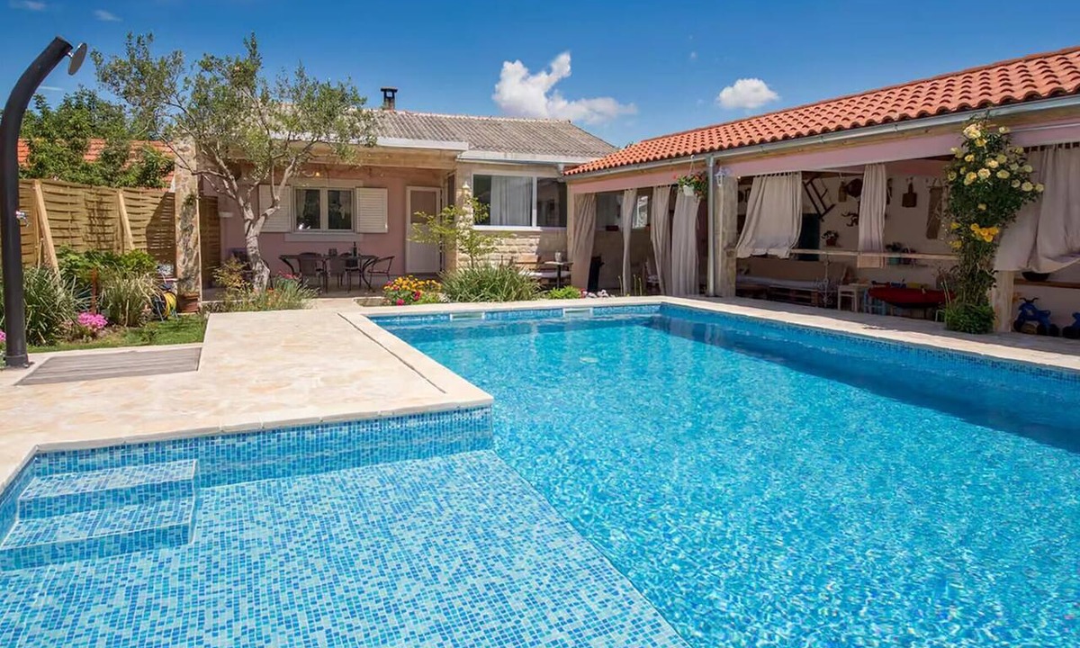 Brnjica House | Nice home in Brnjica with private swimming pool, can be inside or outside