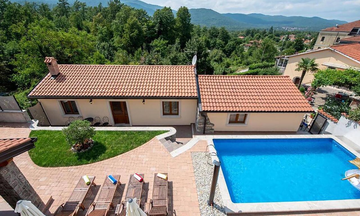 Mucici House | Nice home in Jurdani with private swimming pool, can be inside or outside