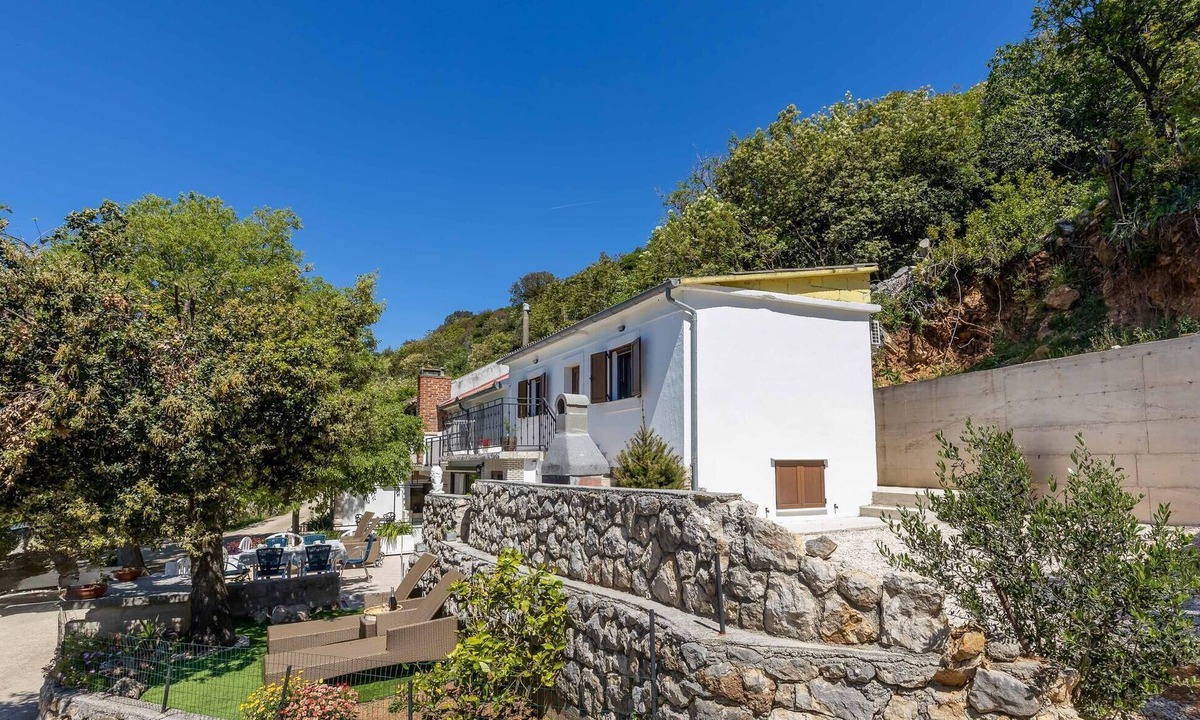 Mundanije House | Nice home in Mundanije with WiFi