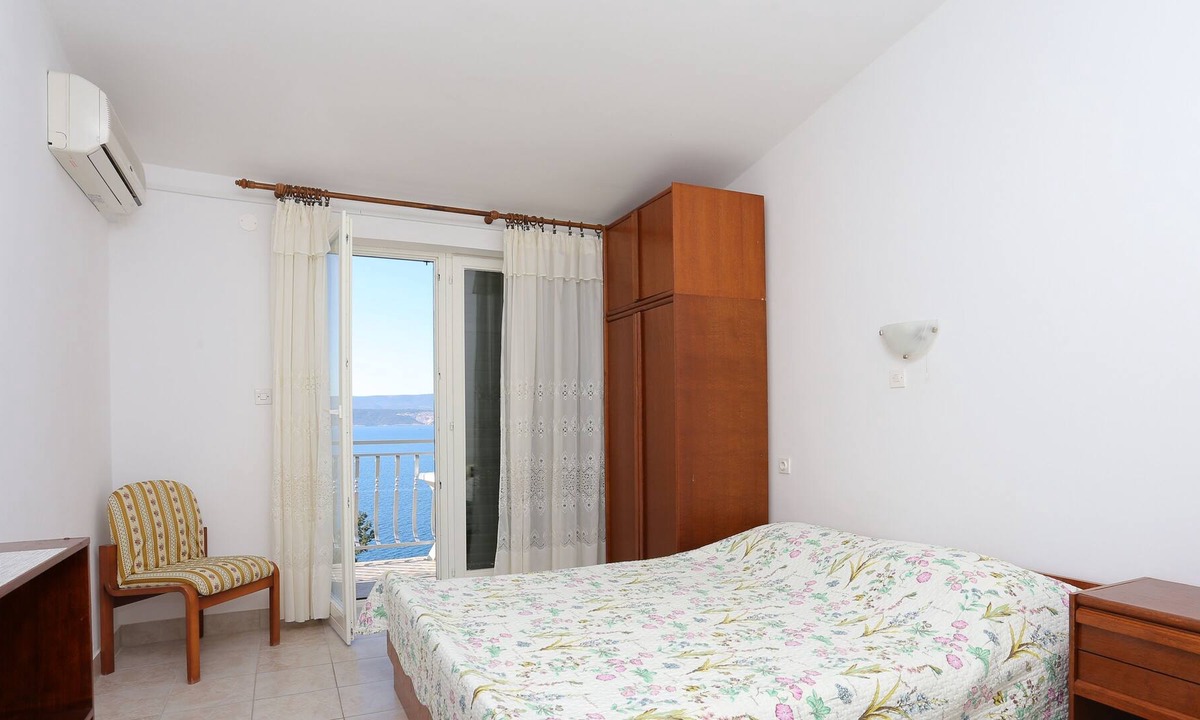 Lokva Rogoznica Apartment | One bedroom apartment with balcony and sea view Lokva Rogoznica, Omiš (A-18211-d)