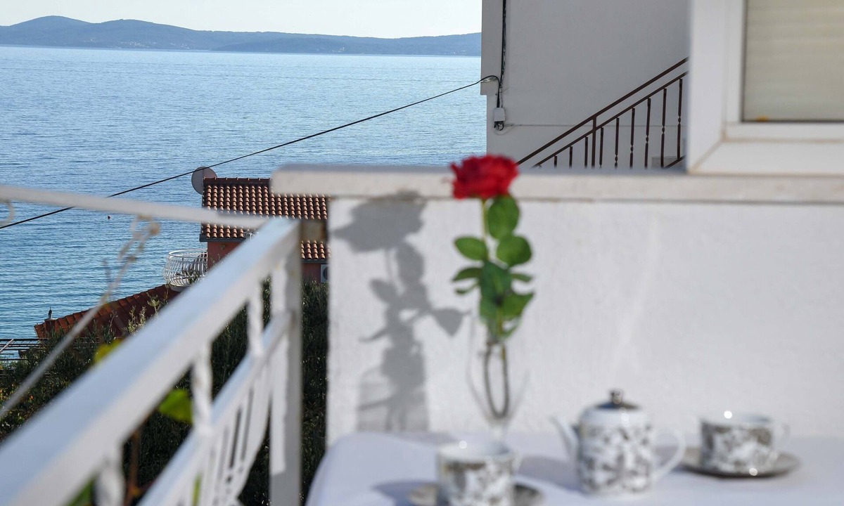 Businci Apartment | One bedroom apartment with balcony and sea view Mavarštica, Čiovo (A-25405-a)