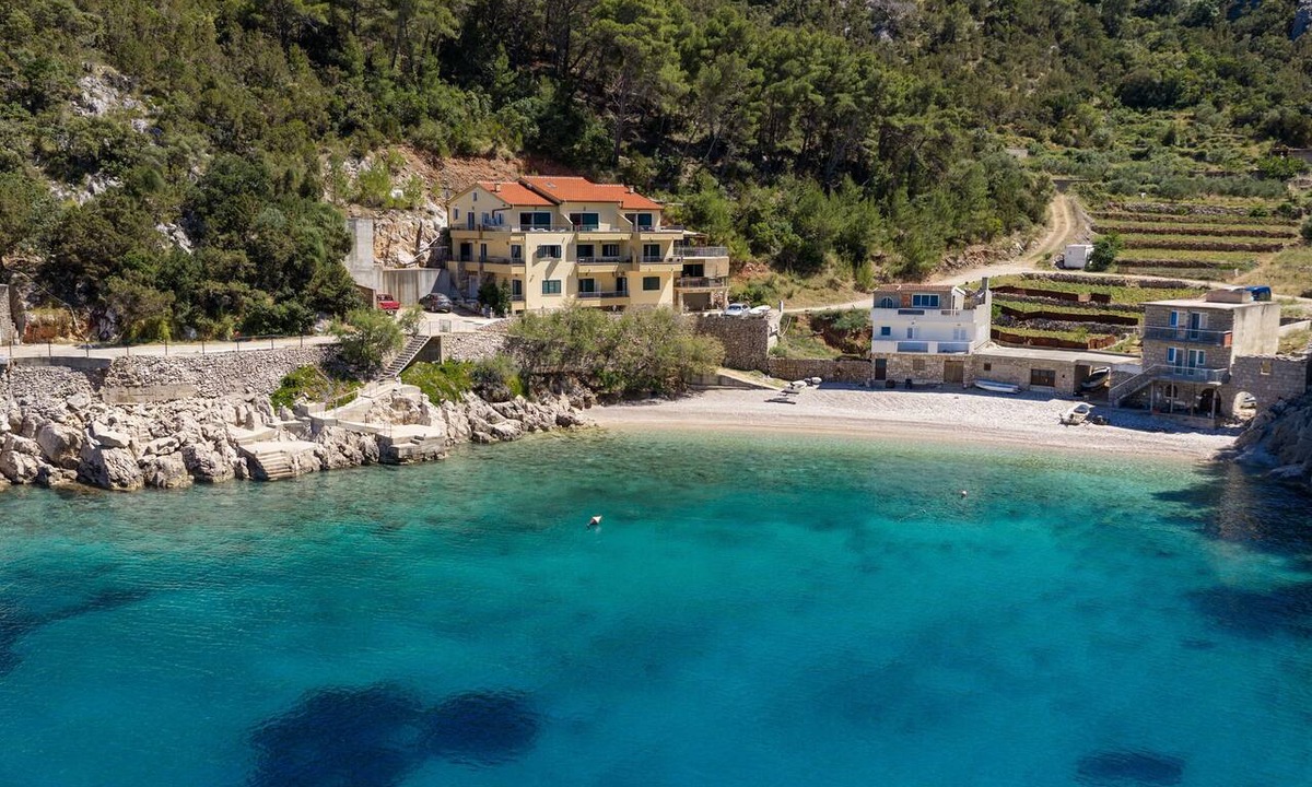 Bogomolje Apartment | One bedroom apartment near beach Cove Mala Pogorila, Hvar (A-27650-b)