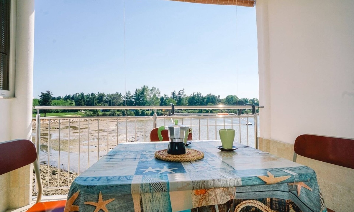Savudrija Apartment | One bedroom apartment with balcony and sea view Savudrija, Umag (A-27171-a)