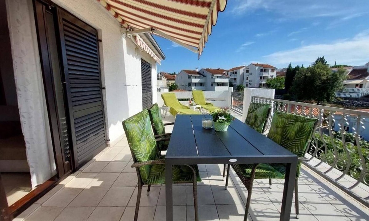 Malinska Apartment | One bedroom apartment with terrace and sea view Malinska, Krk (A-21669-a)