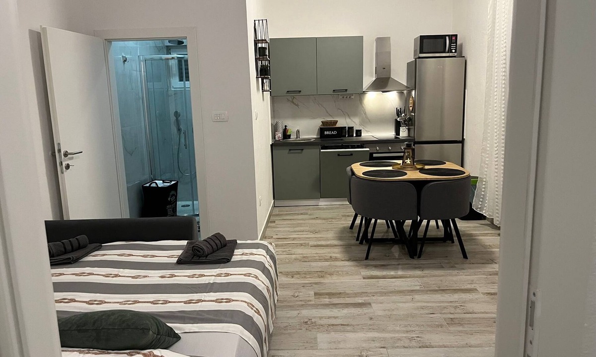 Municipality of Trogir Apartment | One bedroom apartment with terrace and sea view Slatine, Čiovo (A-9433-e)