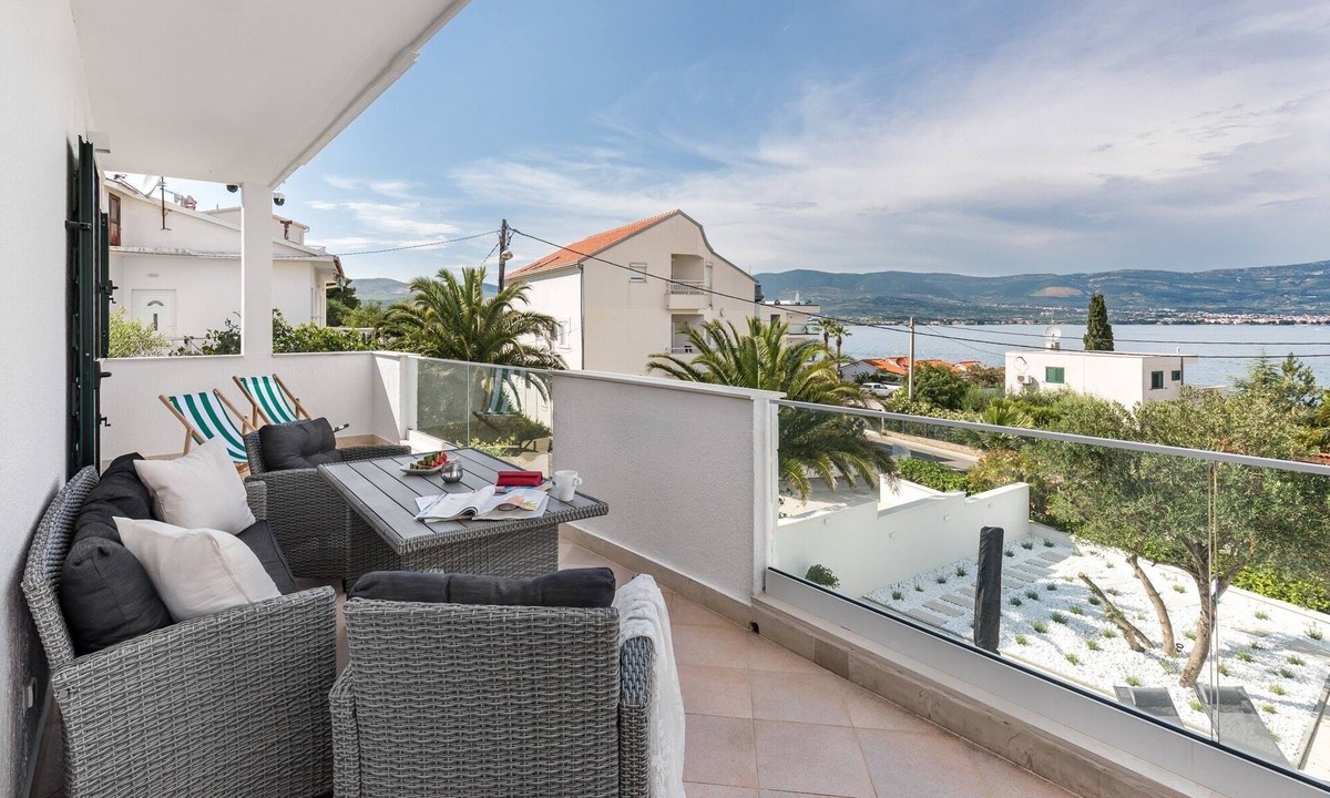 Municipality of Trogir Apartment | One bedroom apartment with a swimming pool Arbanija, Čiovo (A-25090-a)