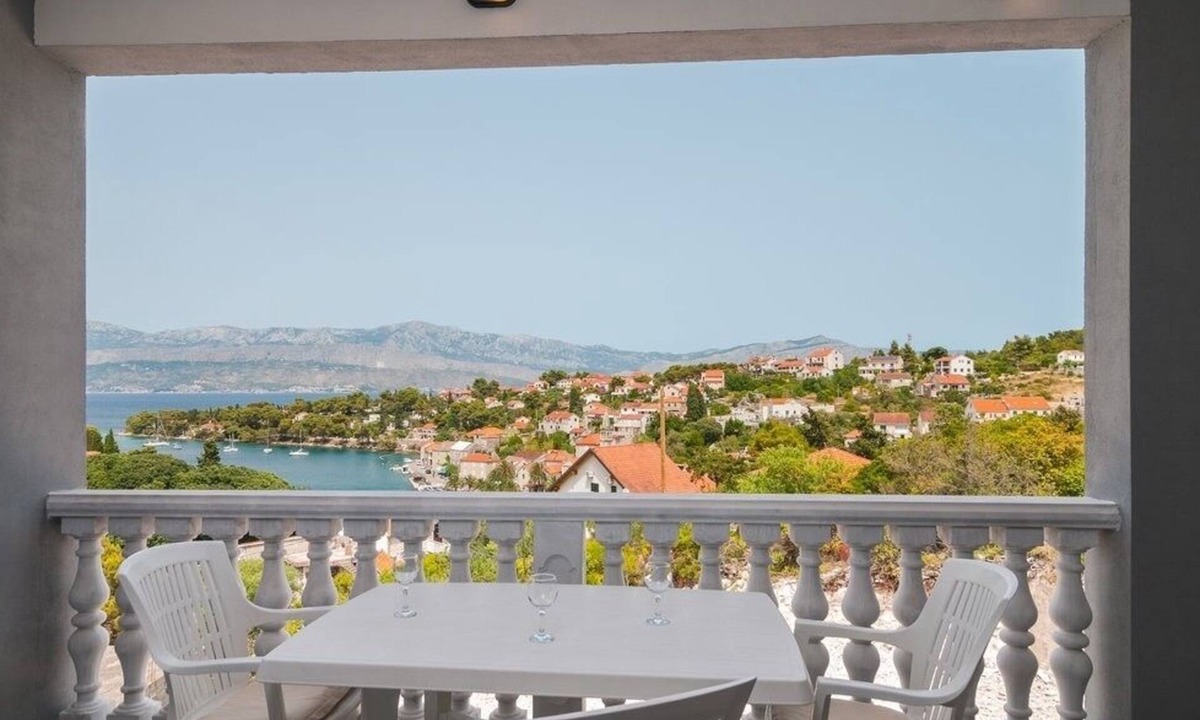 Splitska Apartment | One bedroom apartment with terrace and sea view Splitska, Brač (A-21974-a)